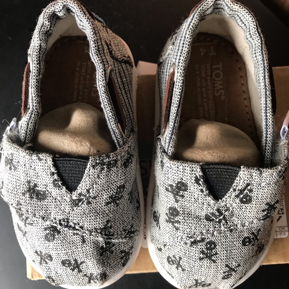 Toddler toms gray skulls shoes